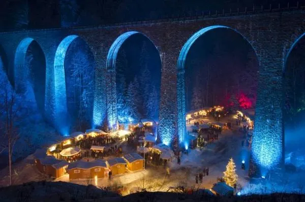 Chợ Noel dưới cầu cạn Ravenna, Đức