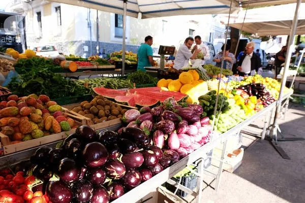 Chợ nông sản Ý với đa dạng rau củ quả tươi ngon