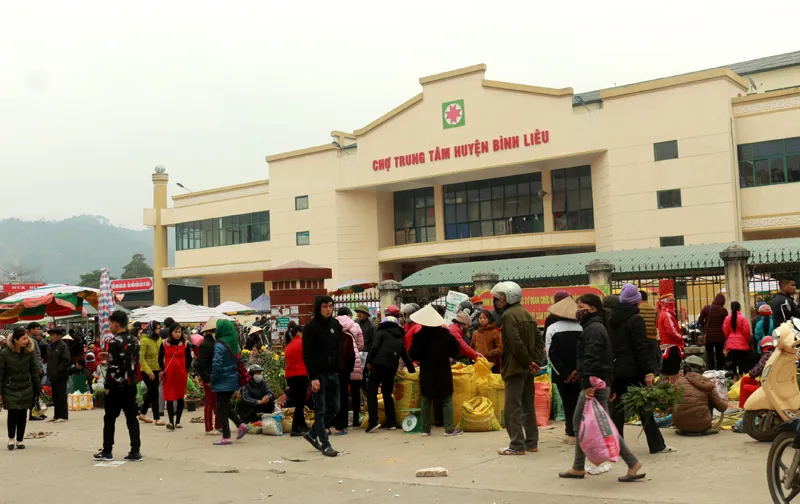 Chợ phiên, nơi tập trung nhiều món ăn ngon. Ảnh: Báo Quảng Ninh