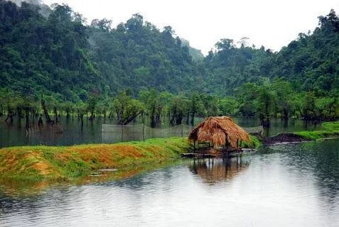 Chòi nổi trên hồ Noong