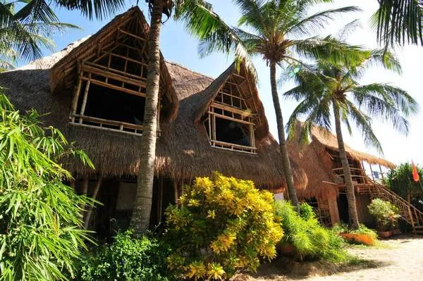 Chòi tre tại Jungle Beach. Ảnh: nhatrangreview