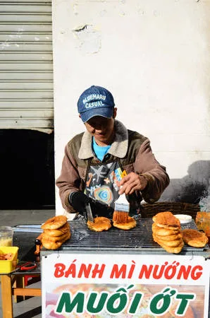 Chủ quán bánh mì nướng muối ớt tại Đà Lạt đang thoăn thoắt chuẩn bị món ăn cho khách.