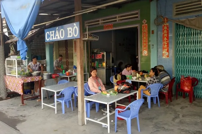 Chủ quán đang chuẩn bị nguyên liệu cho món cháo bò bún tươi