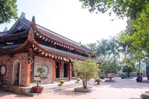 Chùa Kim Liên nằm trên một doi đất bằng phẳng trong thôn Nghi Tàm, xã Quảng An. Ảnh: Hachi8.