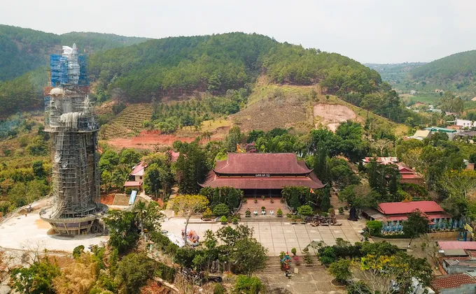 Chùa Linh Ẩn gần Thác Voi