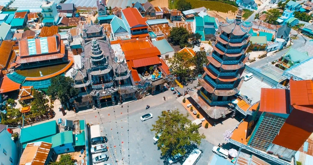 Chùa Linh Phước (Chùa Ve Chai) nhìn từ trên cao