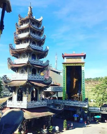 Chùa Linh Phước với kiến trúc độc đáo được làm từ mảnh sành, sứ, vỏ chai.