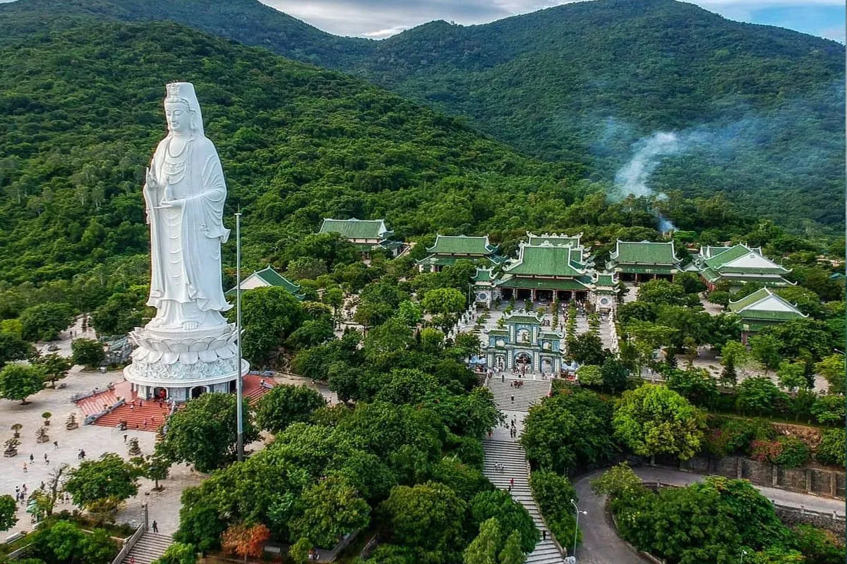 Chùa Linh Ứng Bãi Bụt với tượng Phật Bà Quan Âm. Alt: Chùa Linh Ứng Bãi Bụt
