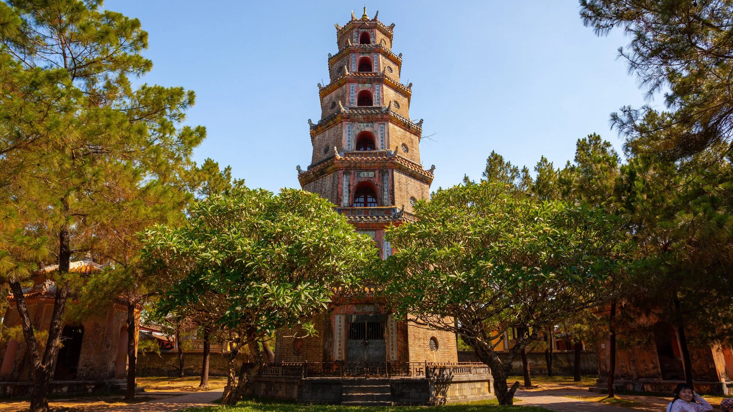Chùa Thiên Mụ bên dòng sông Hương thơ mộng