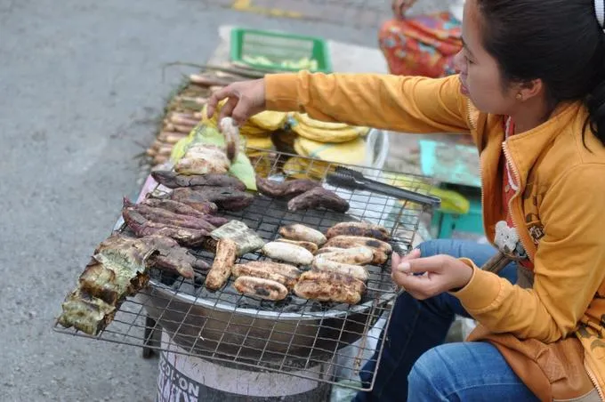 Chuối nướng thơm lừng, hấp dẫn trên đường phố Luang Prabang.