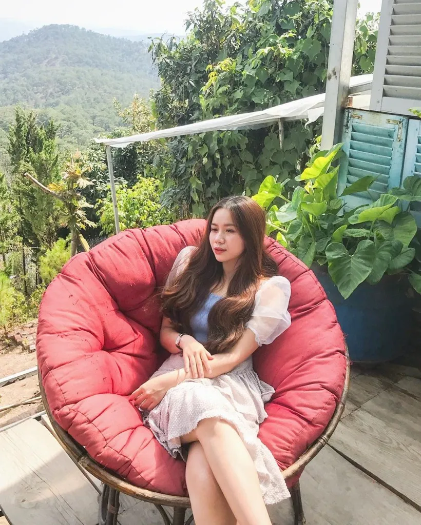 Chụp ảnh với đạo cụ tại quán cà phê Đà Lạt