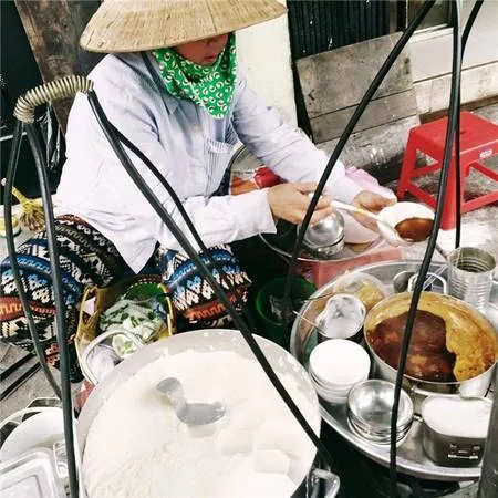 Cô bán đậu hũ dùng chén sành thay vì chén nhựa. (Ảnh: Humans of Saigon)