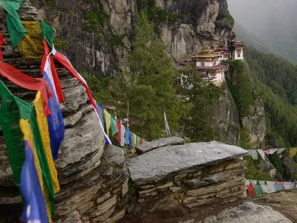 Cờ cầu nguyện được treo trên một điểm quan sát nhìn ra Taktsang Palphug, hay còn gọi là Tu viện Paro Taktsang, một ngôi chùa Phật giáo nổi tiếng nằm cheo leo trên vách núi ở thung lũng Paro.