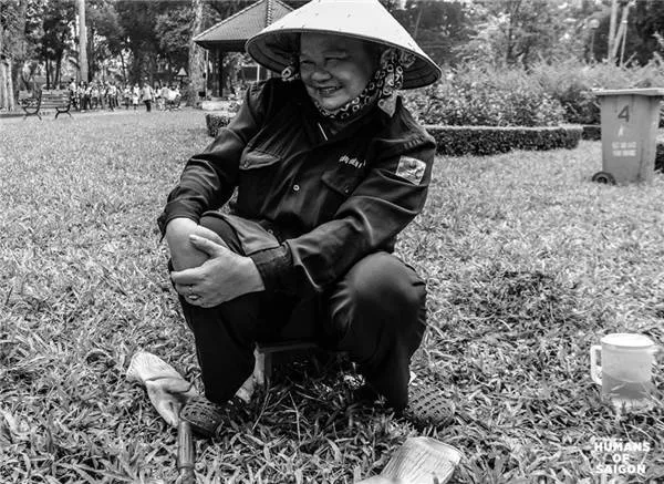 Cô công nhân vệ sinh nghỉ ngơi dưới cái nắng gay gắt. (Ảnh: Humans of Saigon)
