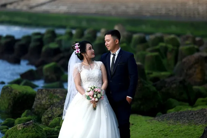 Cô dâu chú rể chụp ảnh cưới tại bãi rêu.
