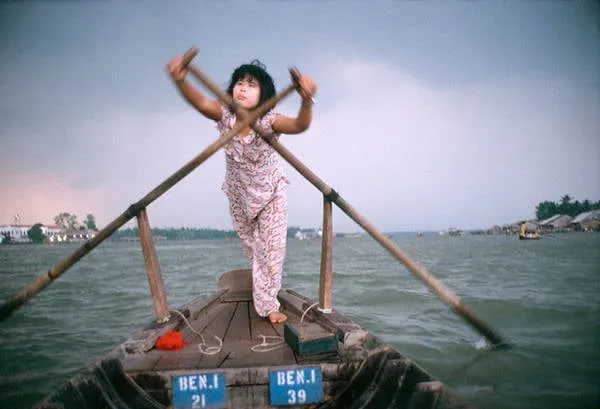 Cô gái chèo thuyền trên sông Hậu