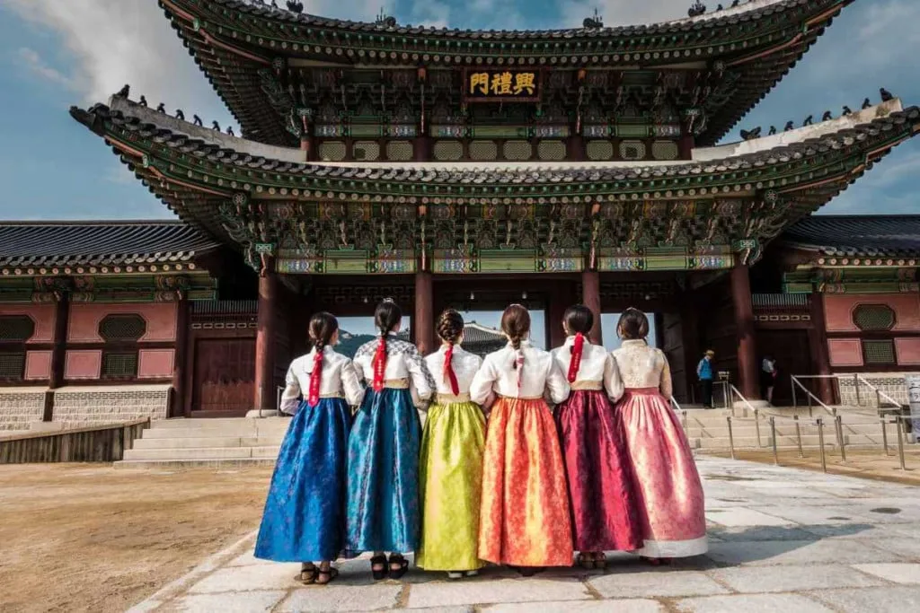 Cô gái mặc Hanbok tại Cung điện Gyeongbokgung