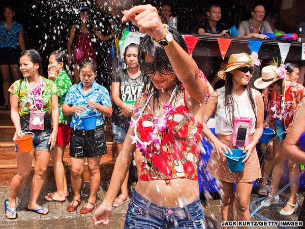 Cô gái Thái Lan trong trang phục truyền thống tham gia lễ hội Songkran.