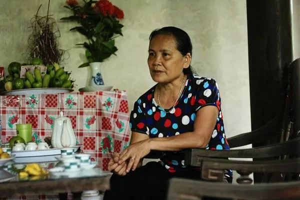 Cô Mai, người trông coi ngôi nhà Bá Kiến, sẽ kể cho du khách nghe những câu chuyện thú vị về ngôi nhà.