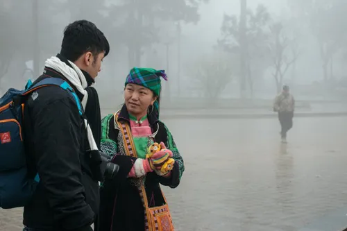 Cở trong trang phục truyền thống, tươi cười nói về tình yêu với Sapa. Alt: Hướng dẫn viên du lịch Sapa - Cở.