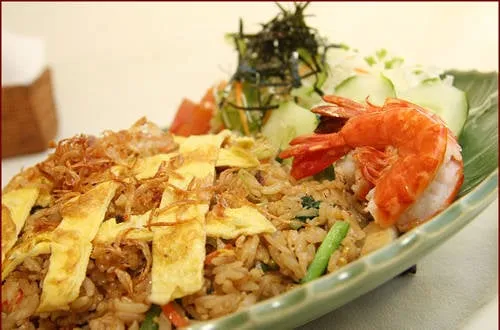 Cơm chiên Nasi Goreng với nhiều loại topping.