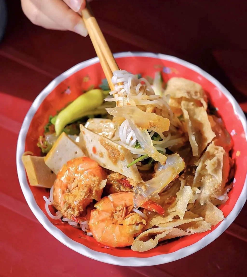Cơm hến - món ăn dân dã của Huế. Ảnh: Gogofindfood.