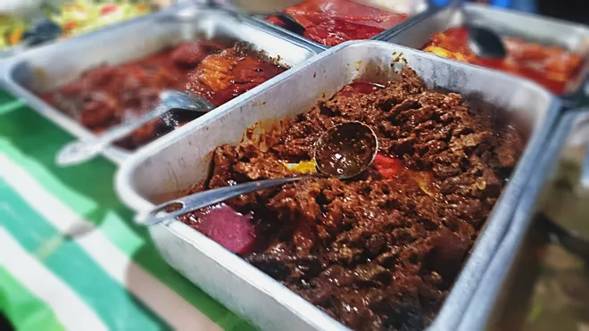 Cơm Nasi Kandar với nước sốt cà ri cay nồng