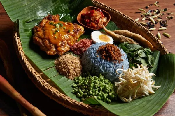 Cơm Nasi kerabu xanh độc đáo