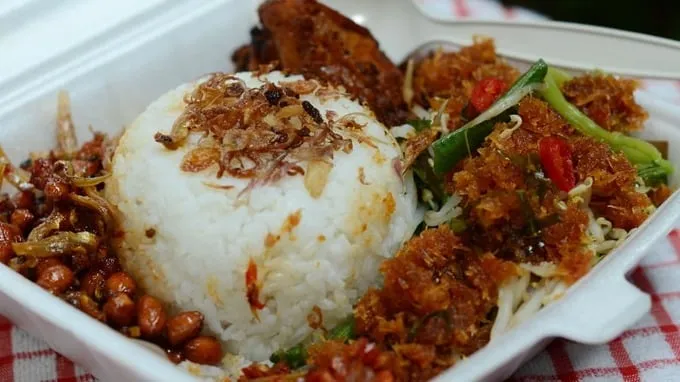 Cơm nước cốt dừa Nasi Uduk. Ảnh: ivivu