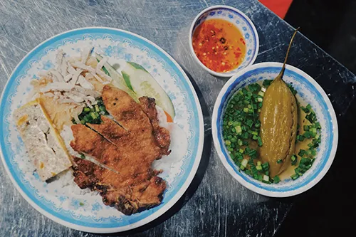 Cơm tấm sườn bì chả đầy hấp dẫn. Ảnh: Di Vỹ.