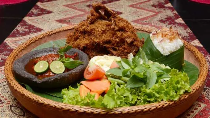 Cơm vịt chiên giòn Bebek Goreng. Ảnh: ivivu