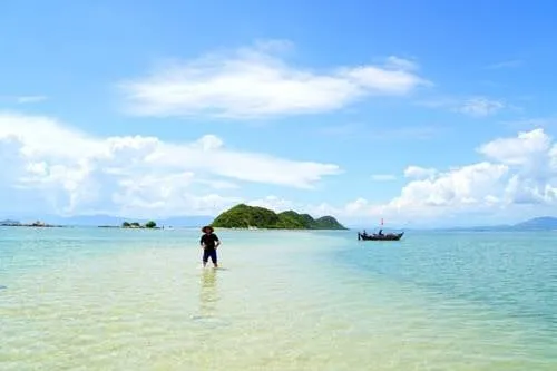 Con đường dưới mực nước biển tại đảo Điệp Sơn, Khánh Hòa.