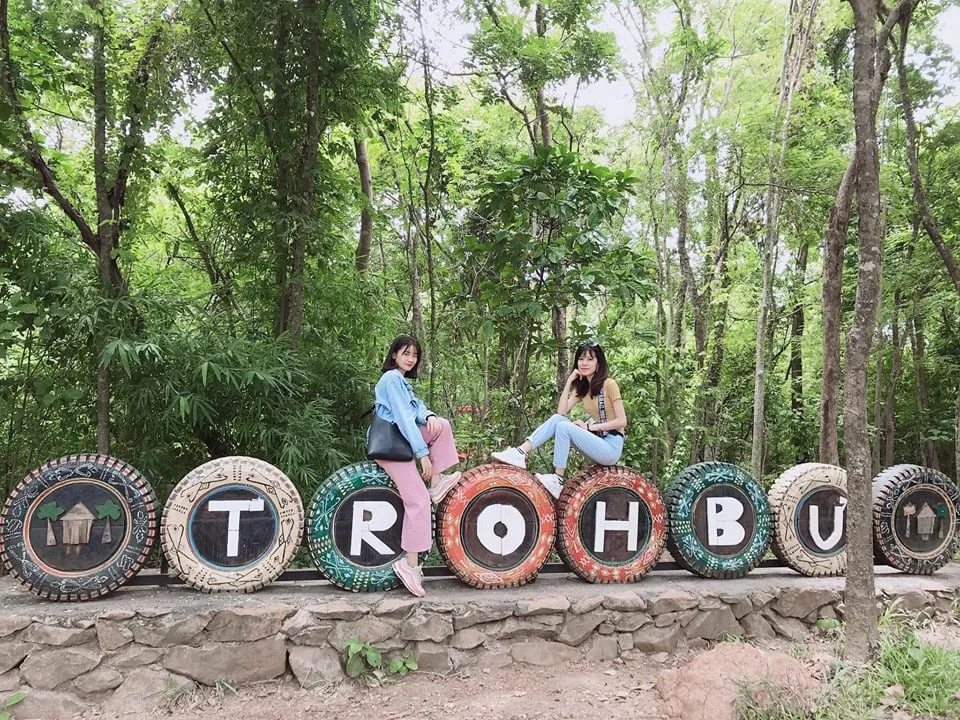 Con đường thơ mộng tại Troh Bư
