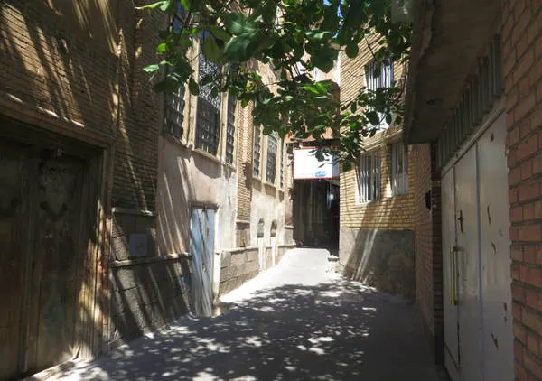 Con hẻm nhỏ mát mẻ trong lòng thành phố Tabriz