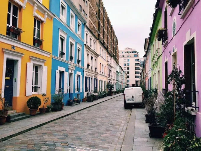Con phố Rue Crémieux với những ngôi nhà sơn màu pastel rực rỡ. Ảnh: Picsbud.
