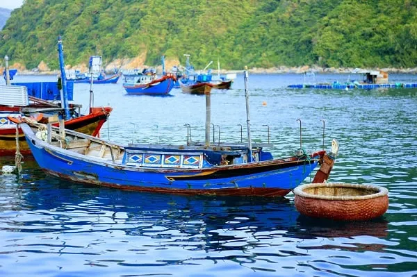 Con tàu là người bạn của ngư dân Bích Đầm - Ảnh: Bông Mai