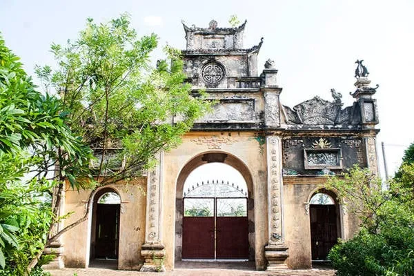 Cổng chính vào chùa Tổ chỉ mở trong những ngày lễ hoặc mùng 1 và rằm