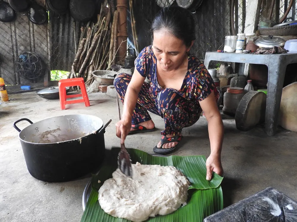 Công đoạn dàn mỏng bánh ba đậu