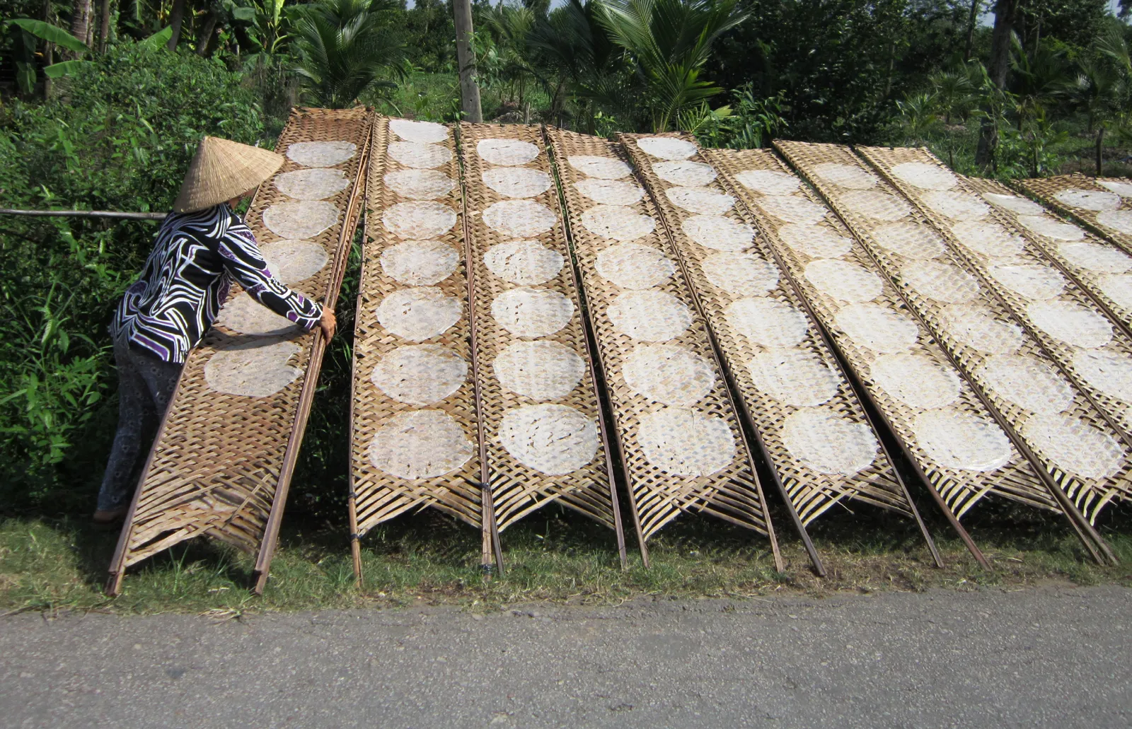 Công đoạn phơi bánh tráng