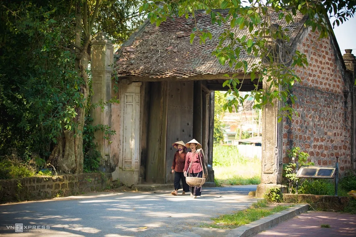 Cổng làng cổ Đường Lâm với kiến trúc độc đáo và tường gạch phủ đầy rêu phong.