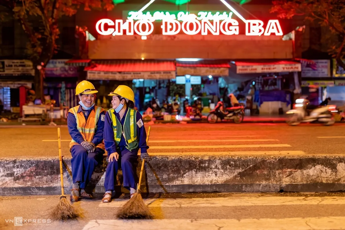 Công nhân nghỉ ngơi trước chợ Đông Ba