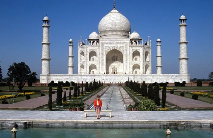 Công nương Diana ngồi trên ghế đá cẩm thạch tại Đền Taj Mahal năm 1992. Ảnh: AFP