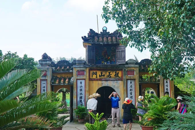Cổng tam quan chùa Hải Tạng với 3 lối vào, cao 5m, rộng 1.5m, dài 6m, được tạo dáng vòm.