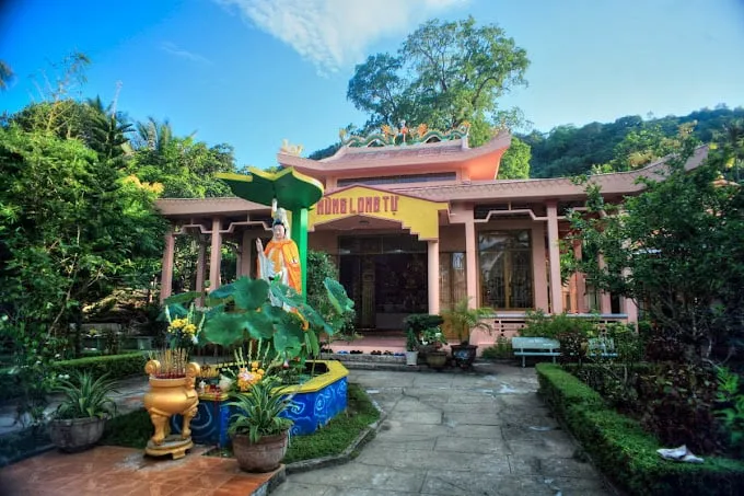 Cổng tam quan chùa Sư Muôn