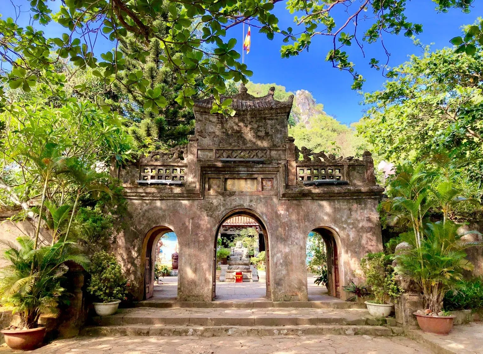Cổng tam quan còn lưu dấu kiến trúc nhà Nguyễn