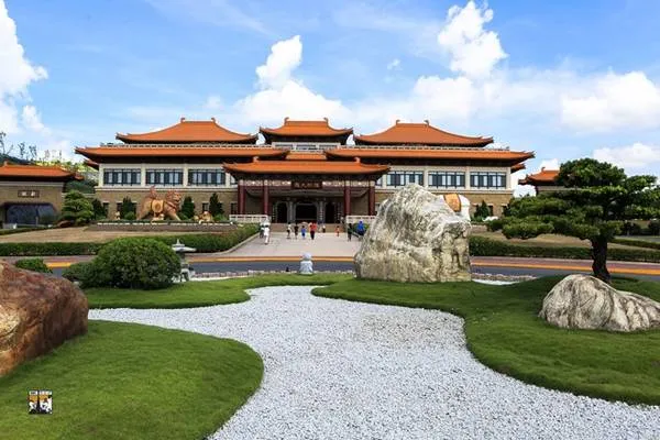 Cổng tam quan ở Phật Quang Sơn.