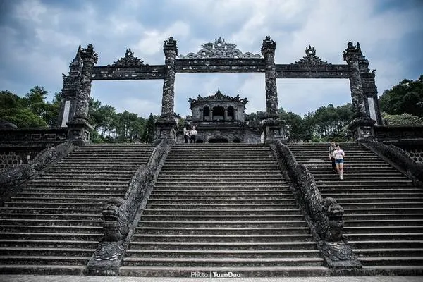 Cổng Tam Quan uy nghiêm với 37 bậc thang dẫn lên sân chầu