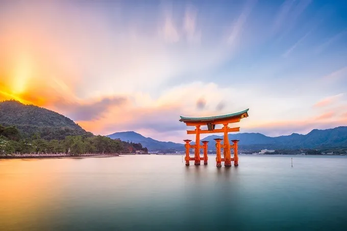 Cổng Torii màu đỏ son đặc trưng của đền thờ Thần đạo Nhật Bản