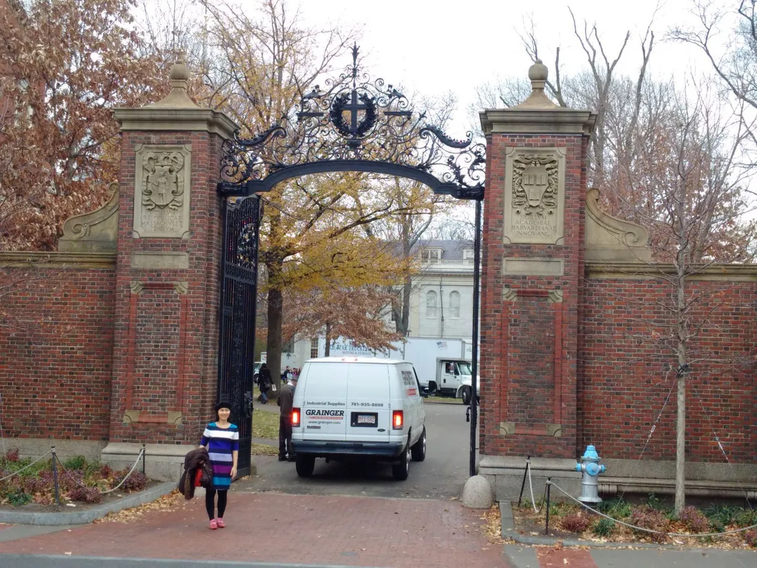 Cổng trường đại học Harvard