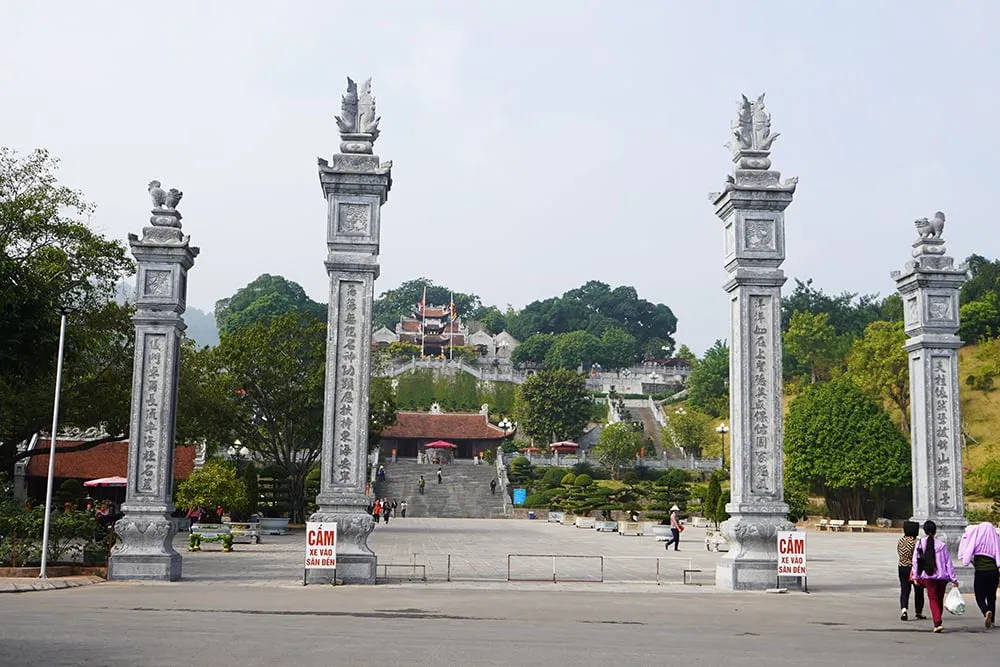 Cổng vào Đền Cửa Ông. Ảnh: Báo Quảng Ninh.